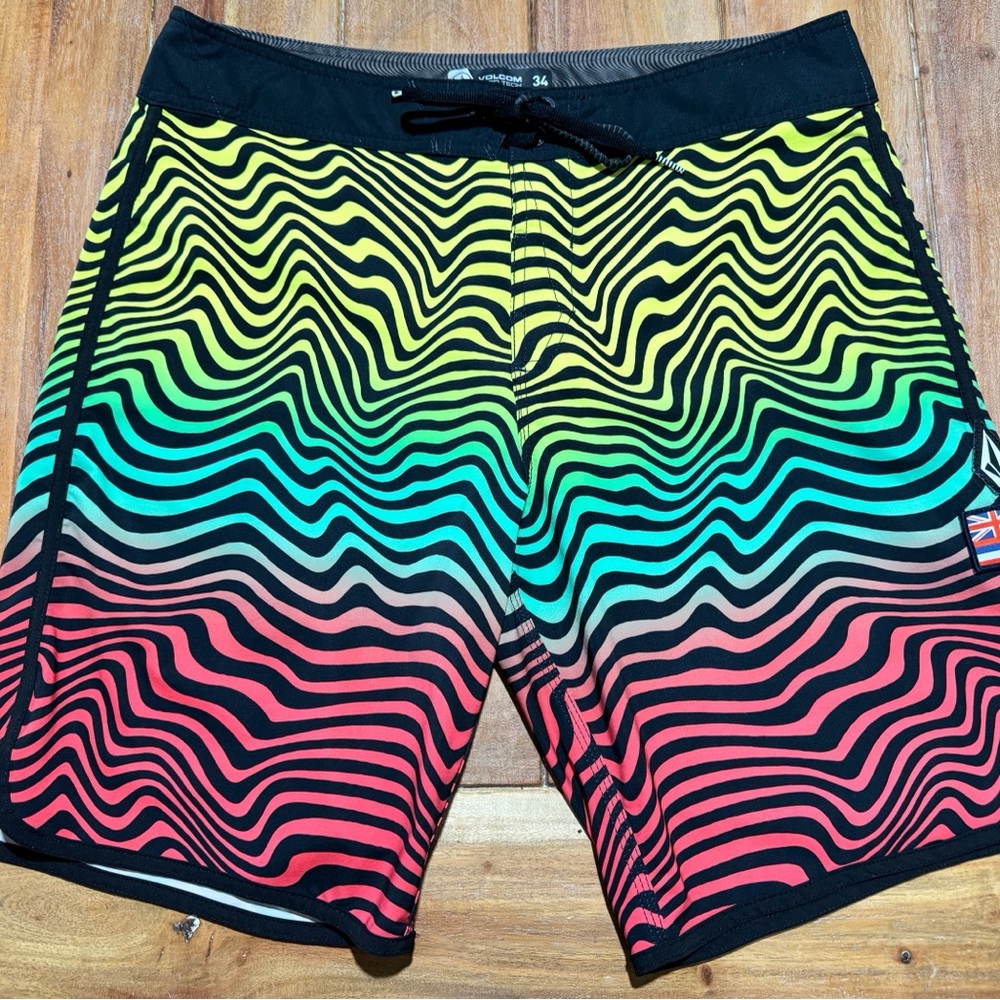 Volcom Mod-Tech Kona Rasta Board Shorts Men’s 34 Rainbow Hawaii Surf